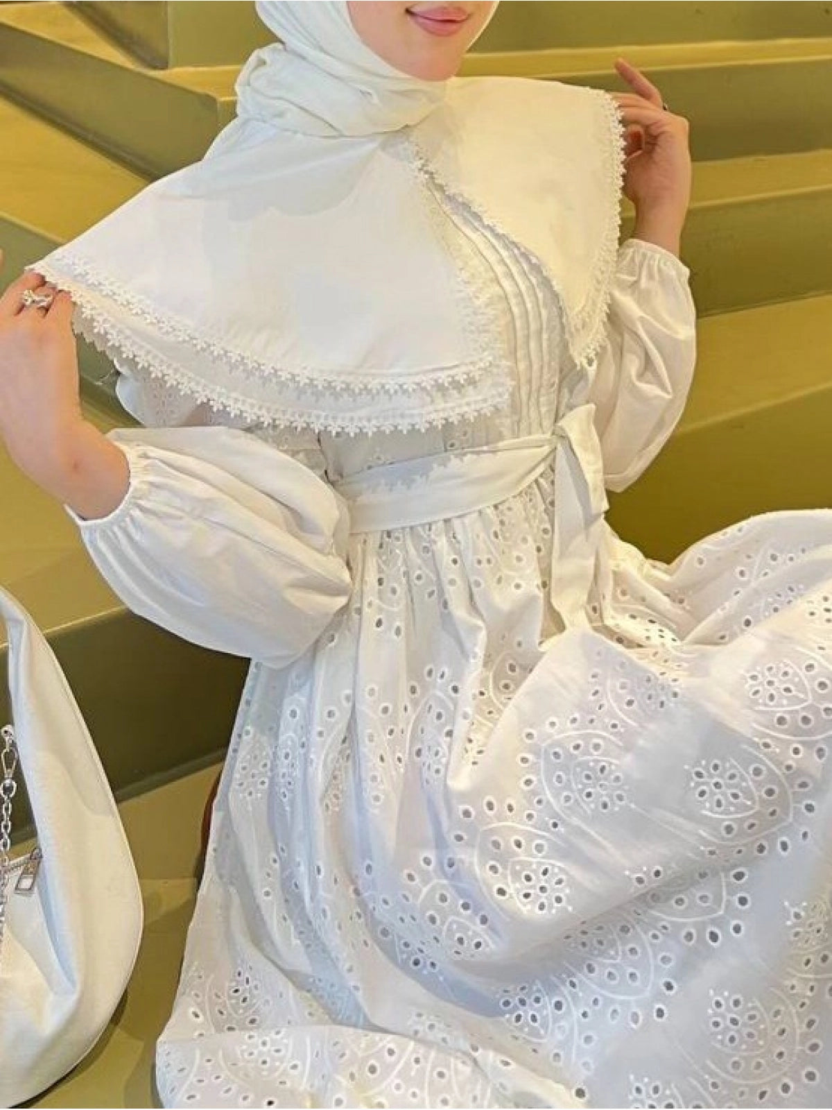 robe capeline en dentelle-Blanche