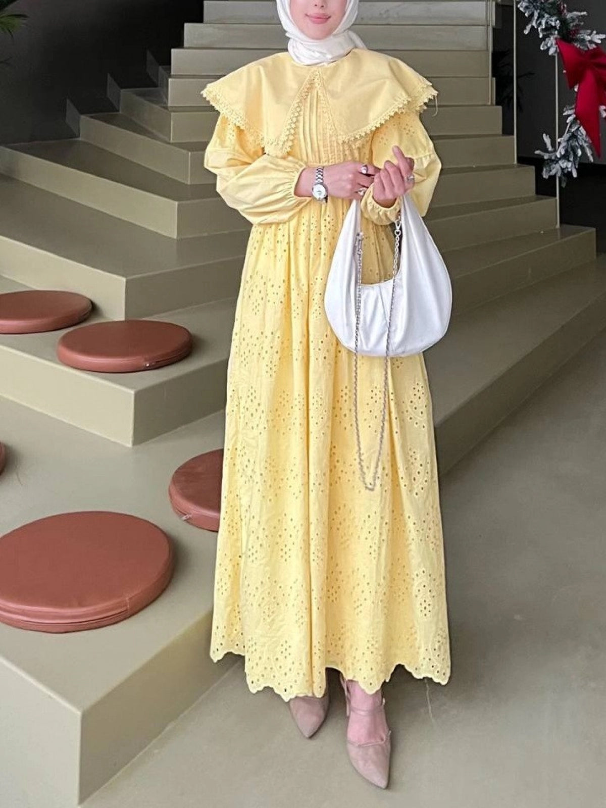 robe capeline en dentelle- Jaune
