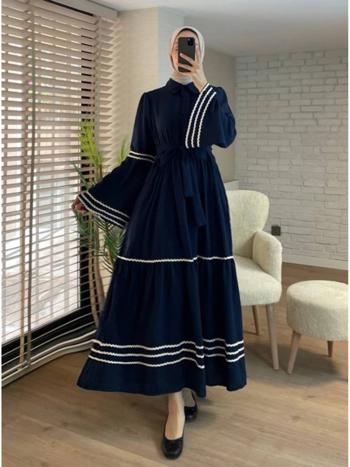 Robe Modeste Brodée – Bleu marine