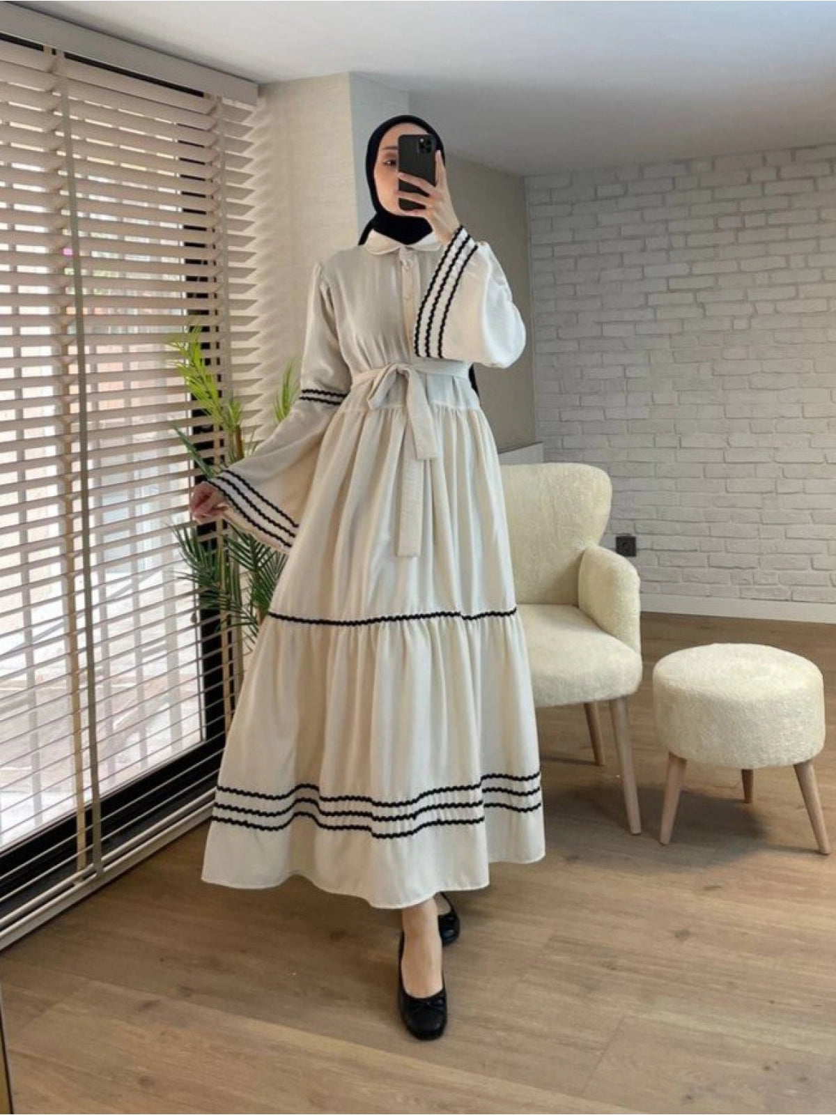 Robe Modeste Brodée – Beige Naturel