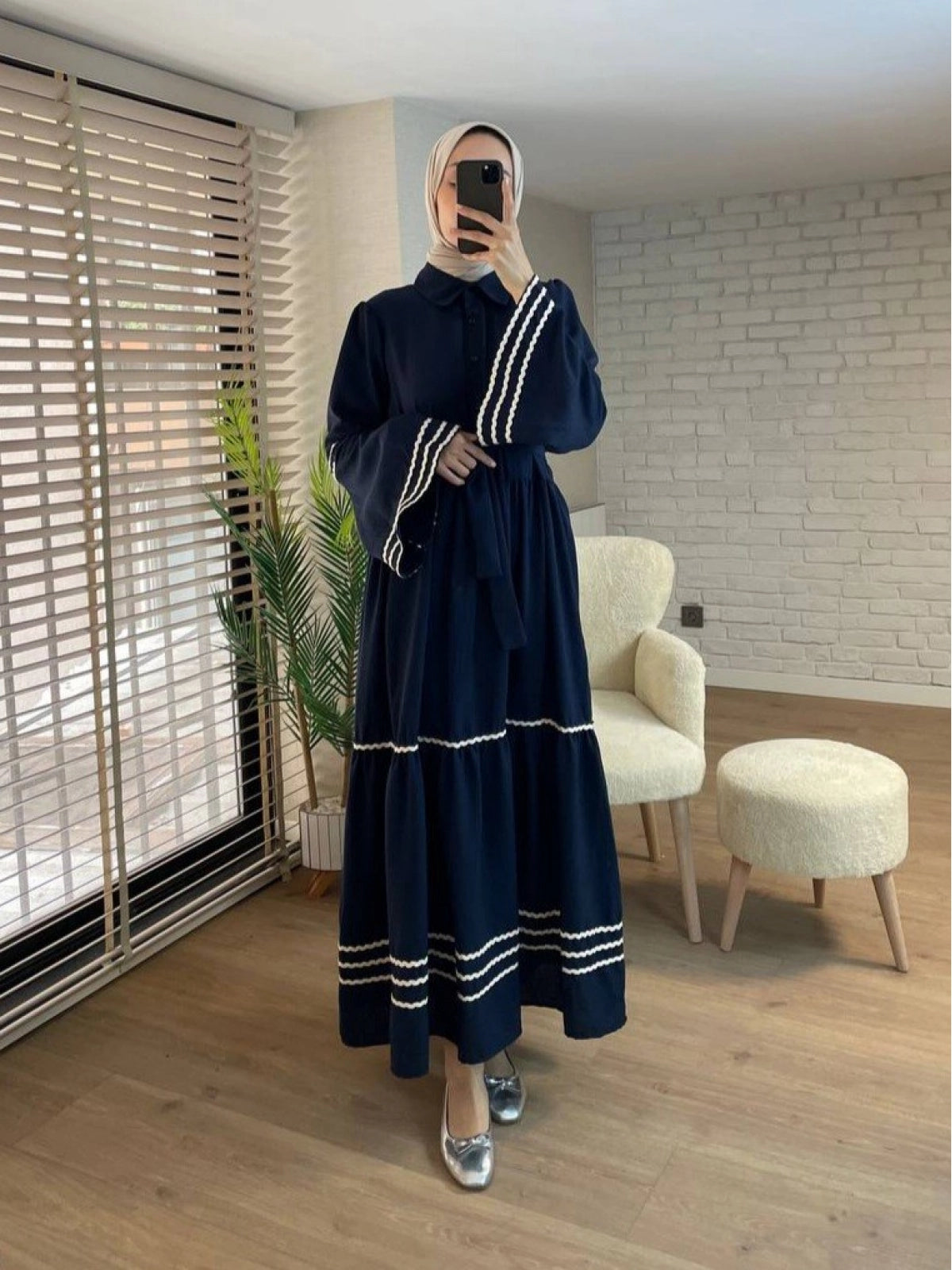 Robe Modeste Brodée – Bleu marine