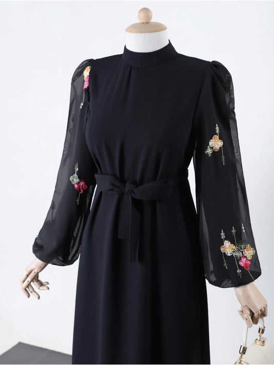 Robe en crêpe avec manches brodées et taille ceinturée-noire