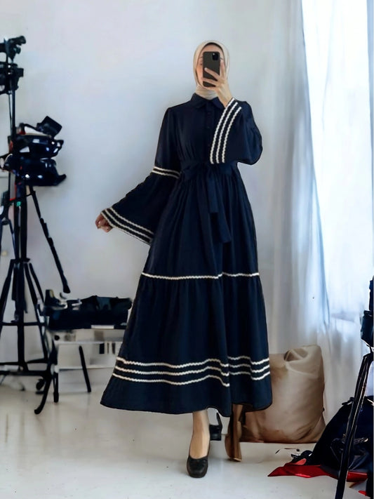 Robe Modeste Brodée – Bleu marine