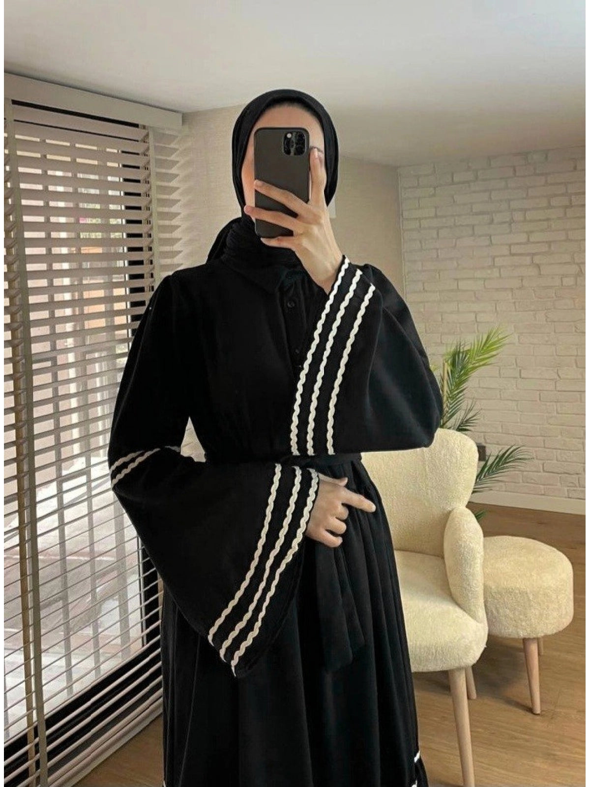 Robe Modeste Brodée – Noir