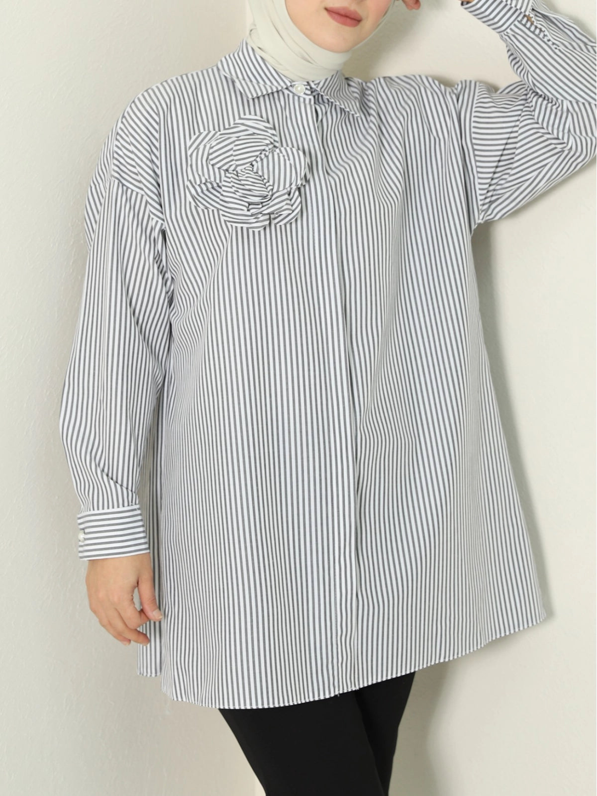 Chemise Rayée avec Broche et Boutons en Perle - Noire