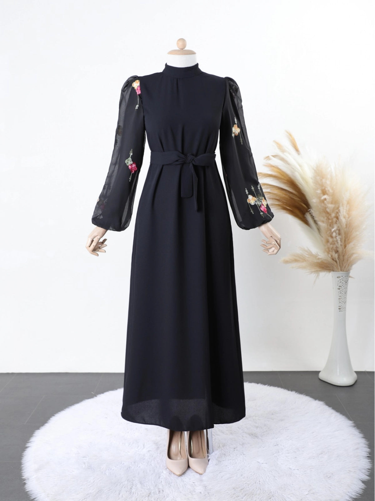 Robe en crêpe avec manches brodées et taille ceinturée-noire