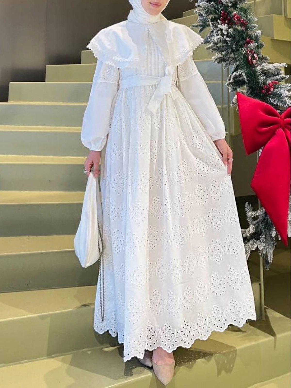 robe capeline en dentelle-Blanche