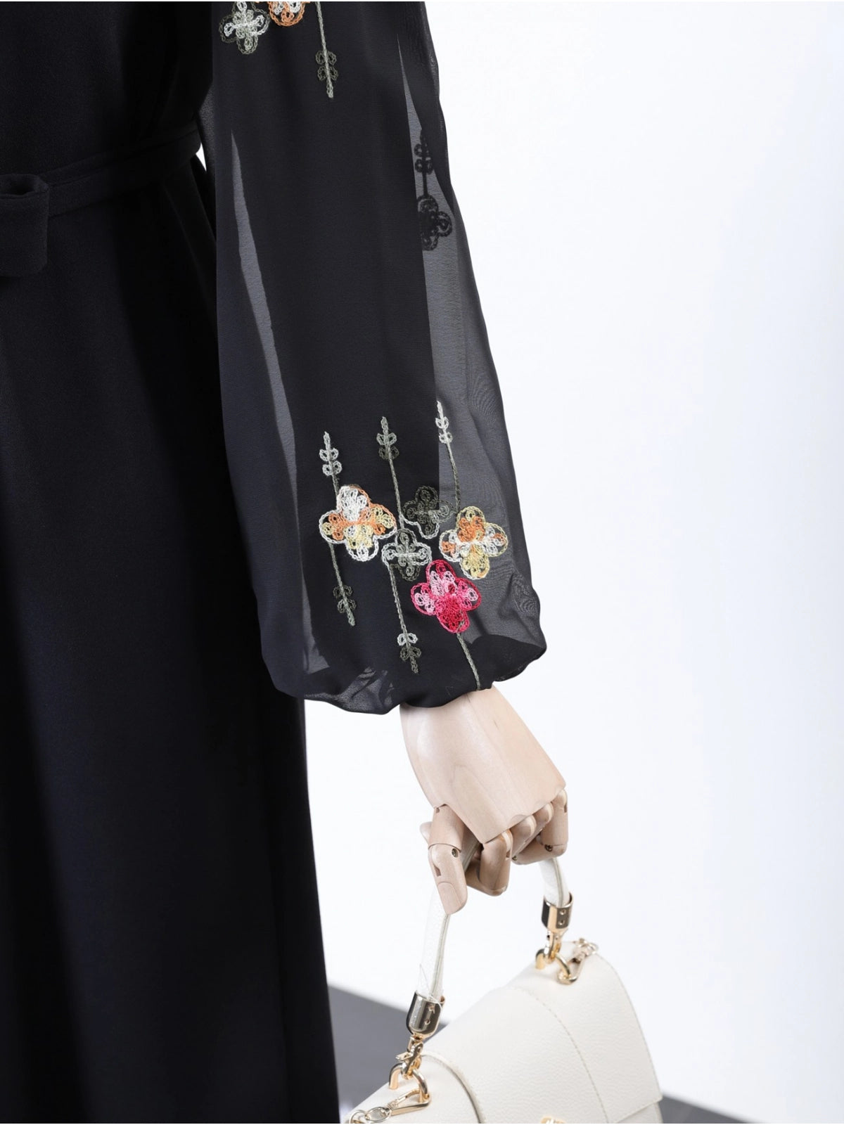 Robe en crêpe avec manches brodées et taille ceinturée-noire