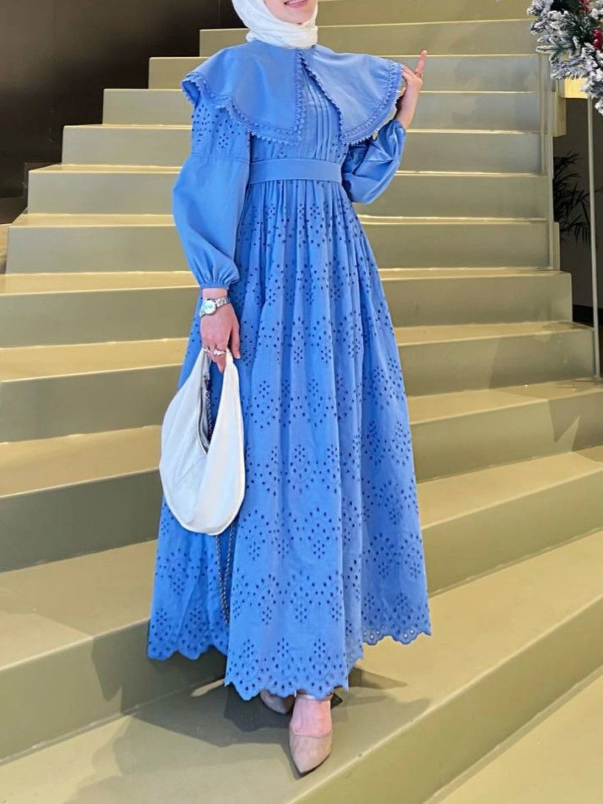robe capeline en dentelle-bleu