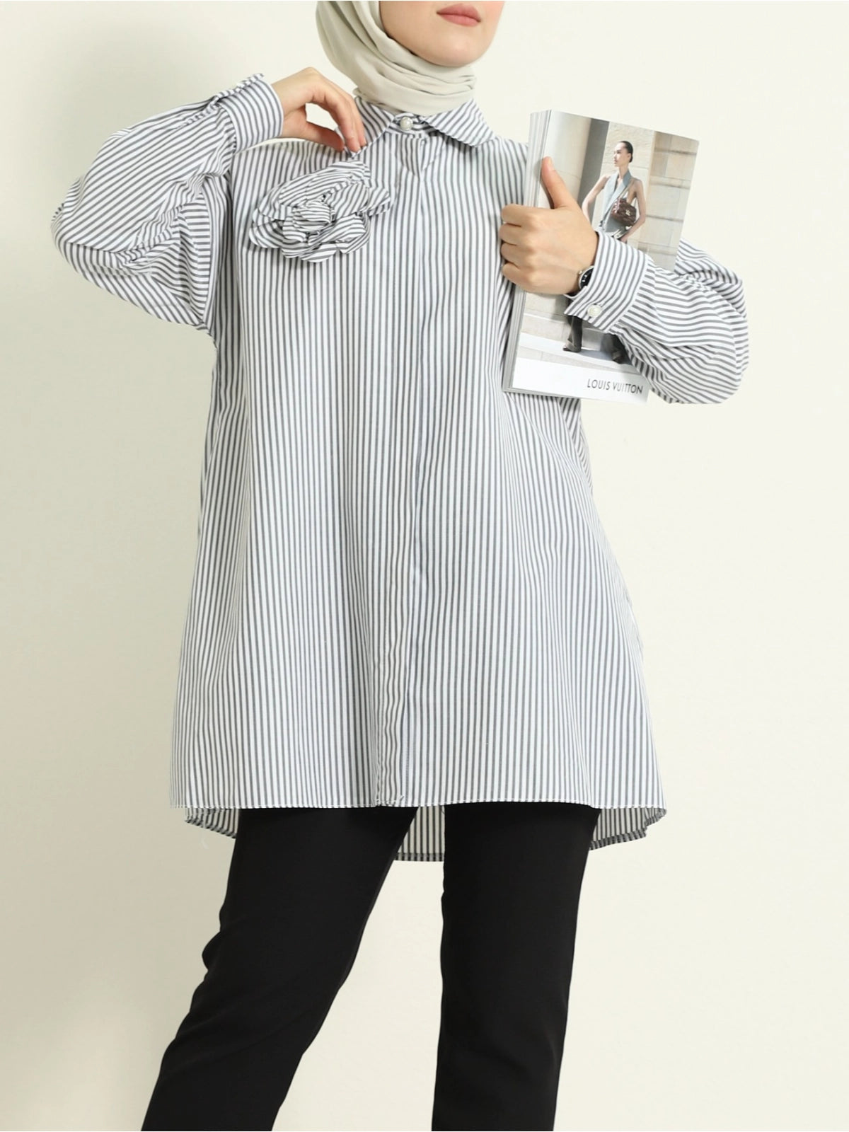 Chemise Rayée avec Broche et Boutons en Perle - Noire