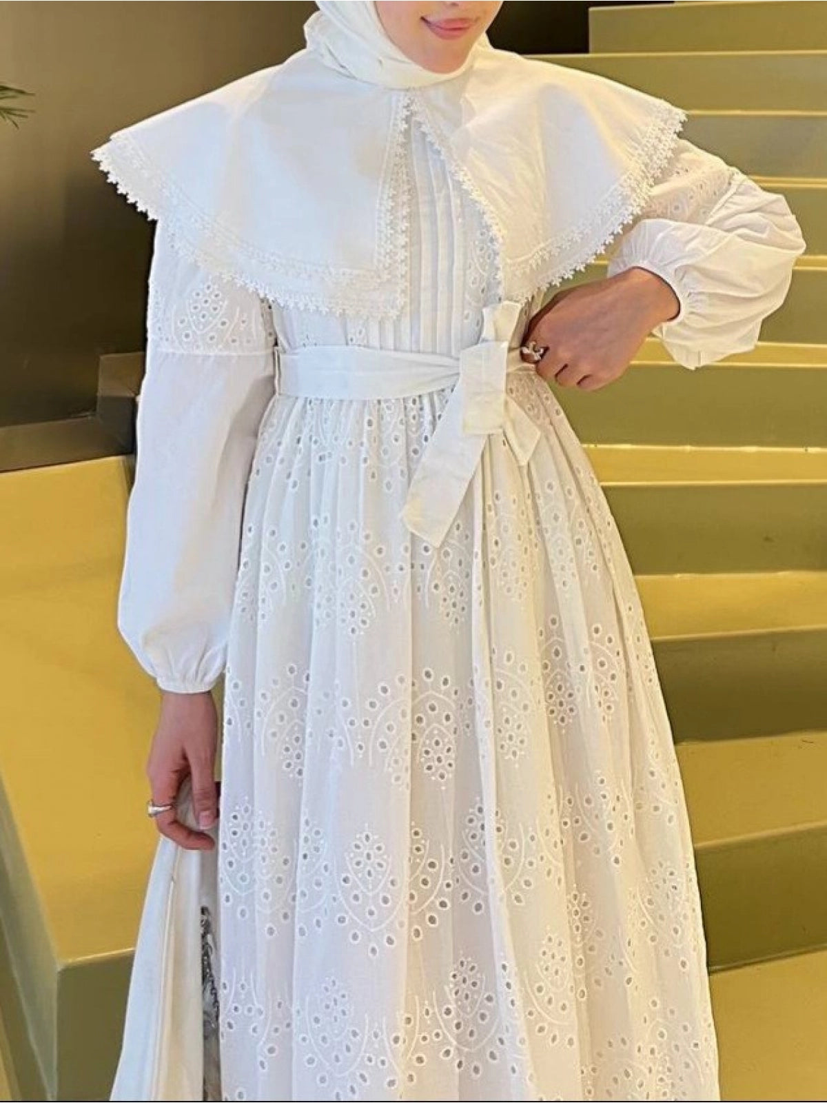 robe capeline en dentelle-Blanche