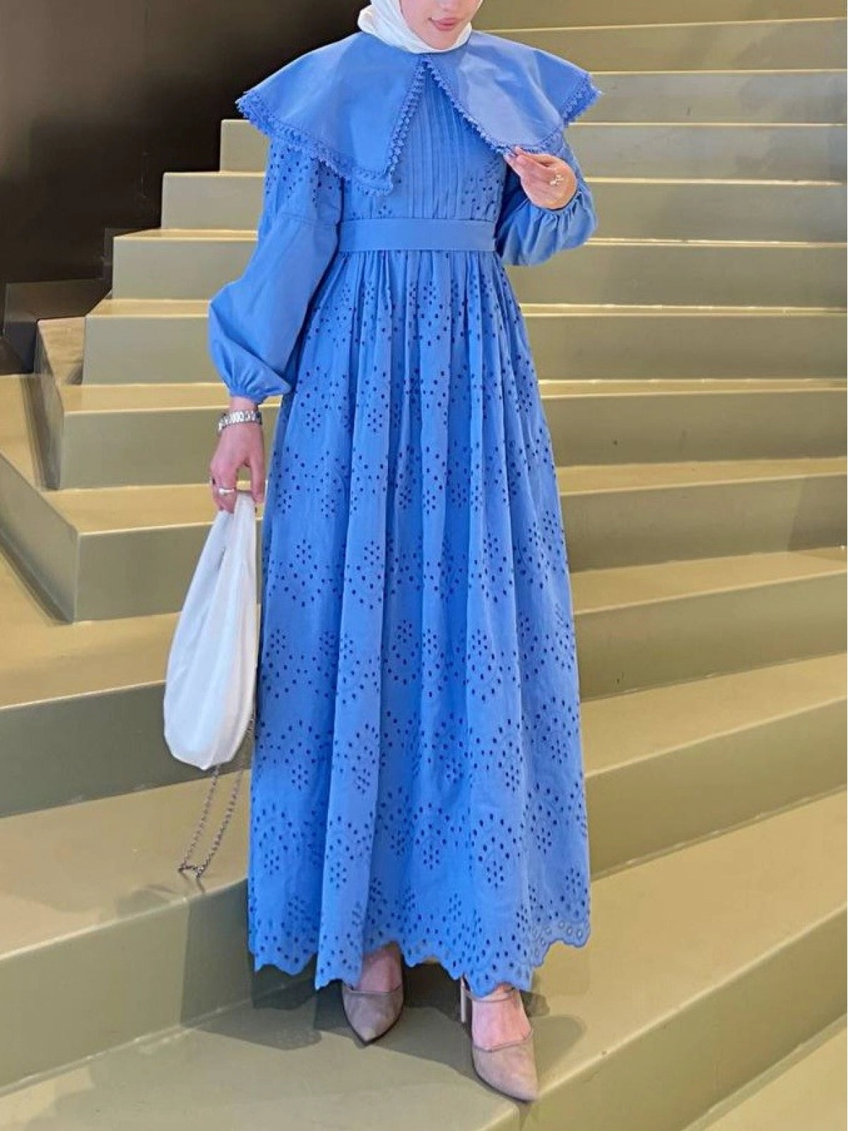 robe capeline en dentelle-bleu