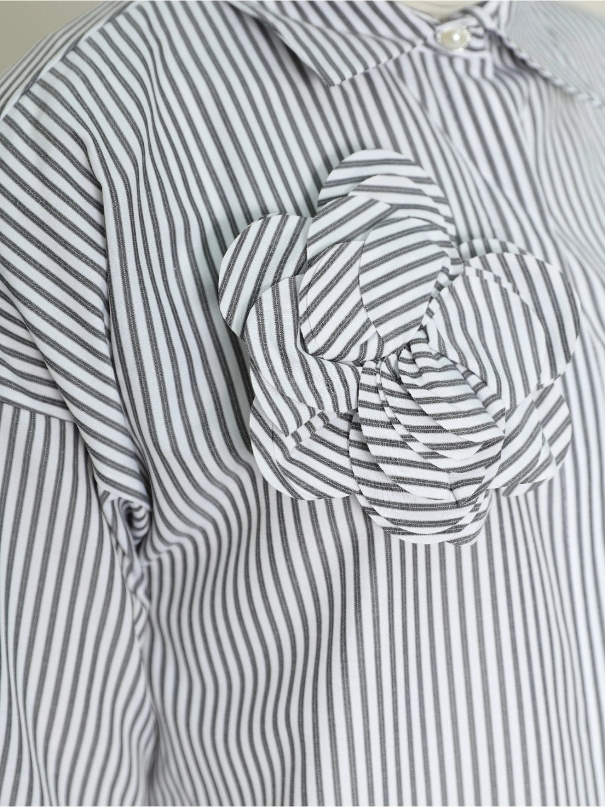 Chemise Rayée avec Broche et Boutons en Perle - Noire