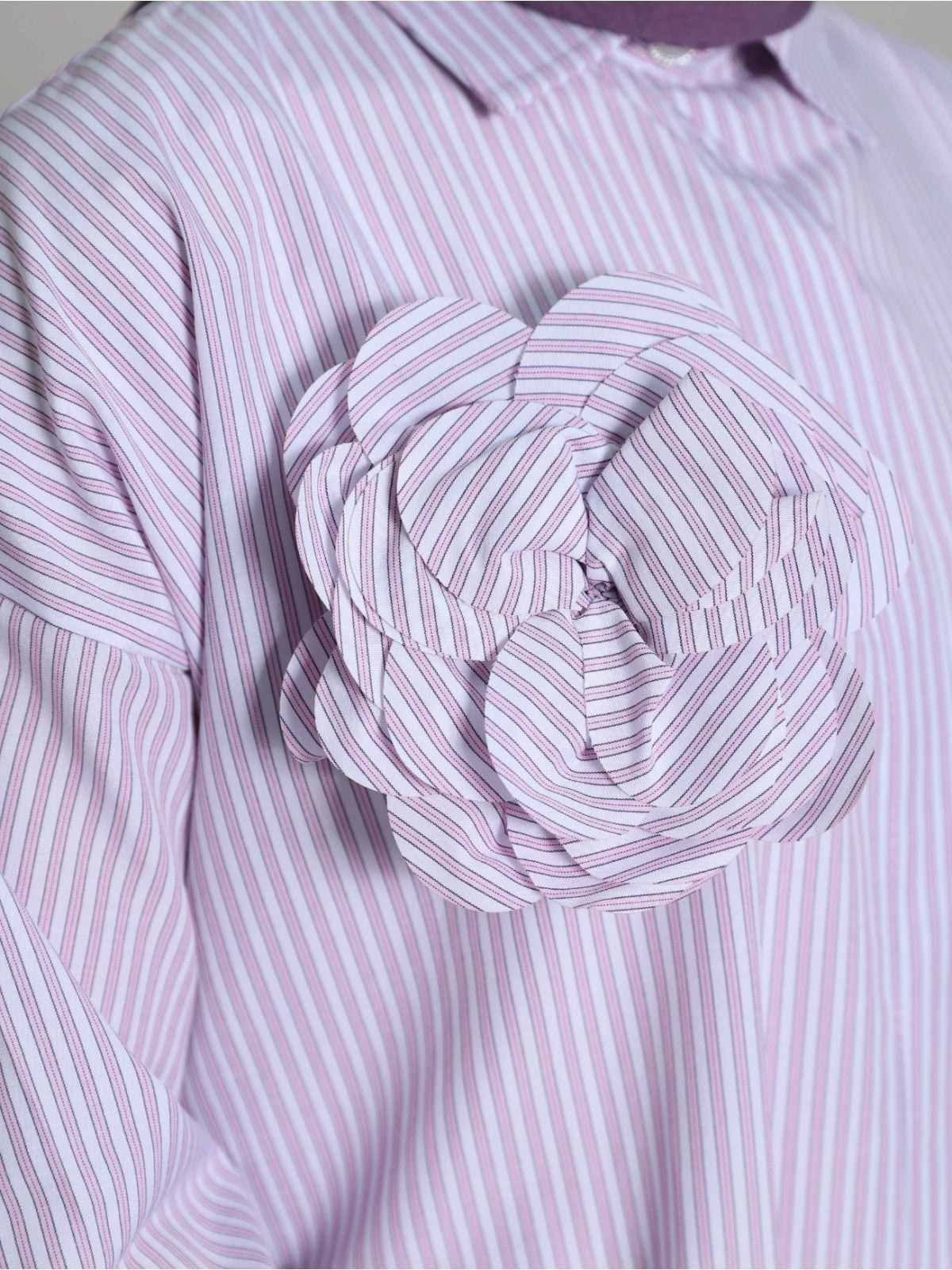 Chemise Rayée avec Broche et Boutons en Perle - rose